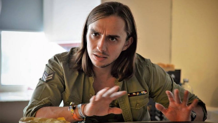 sebastian cotofana gesticuland incruntat
