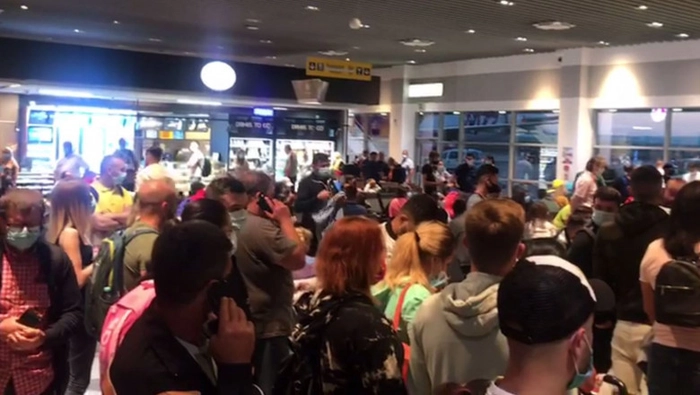 o multime de oameni in aeroport