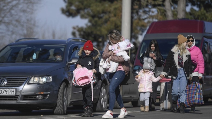 grup de refugiati ucraineni indreptandu-se spre vama