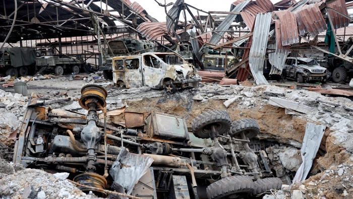 intensificarea luptelor în Mariupol, dezastrul ramas, mormane de fier ramase dupa atacul fortelor ruse la Mariupol