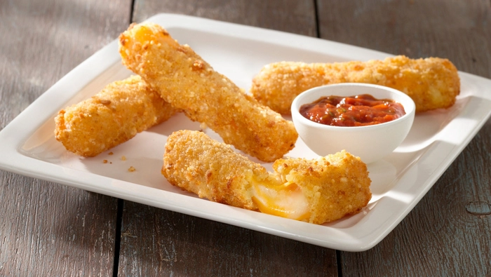 felii de cașcaval pane pe o farfurie