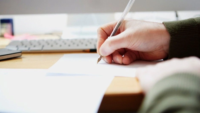 Barbat scriind