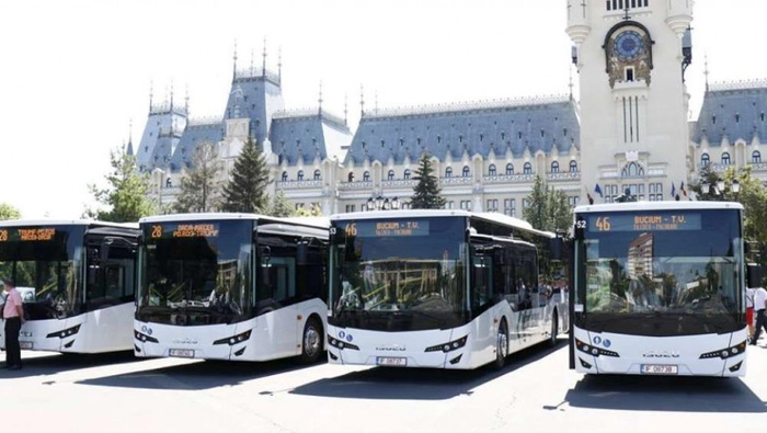  patru autobuze in fata Palatului Culturii