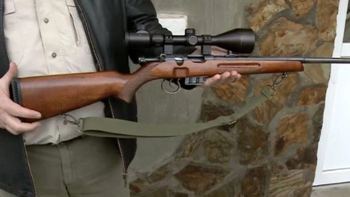 Arma de vanatoare in mainile unui barbat