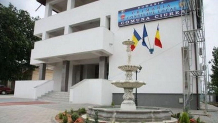 poza ansamblu cu primaria din ciurea