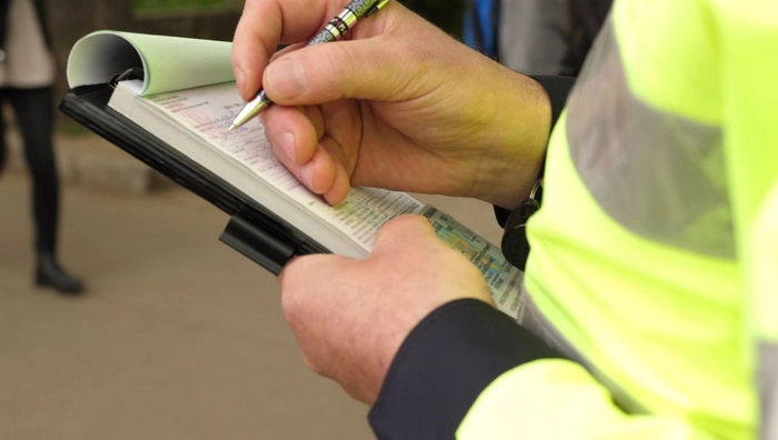 politist care scrie un proces-verbal