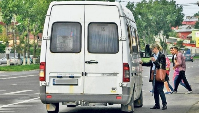  oameni care urcă intr-un maxi-taxi