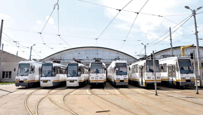  mai multe tramvaie in depou