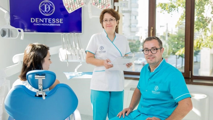 o echipa medicale din cadrul Clinicilor Dentesse
