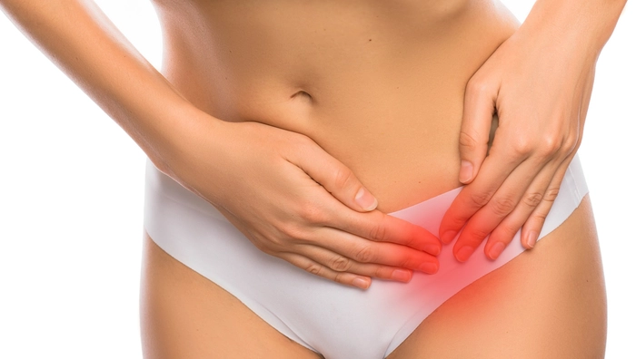 femeie care se tine de partea dreapta a abdomenului