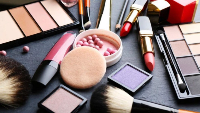 foarte multe produse de make-up pe o masa neagra