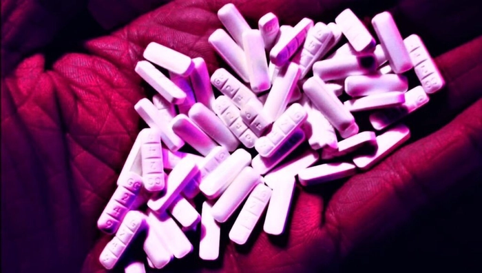 mai multe pastile xanax in palma unei persoane