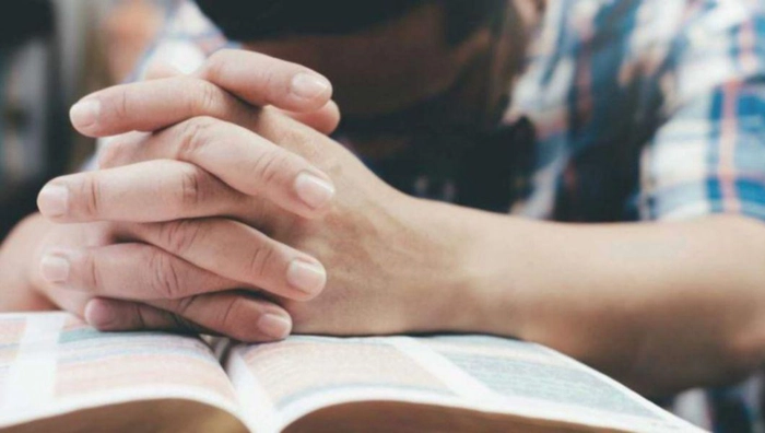  o imagine cu un barbat care se roaga