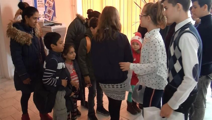 Mai multi elevi ai scolii adunati gramada