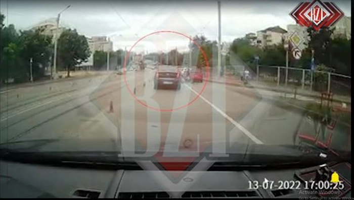 masini in trafic si o trotineta