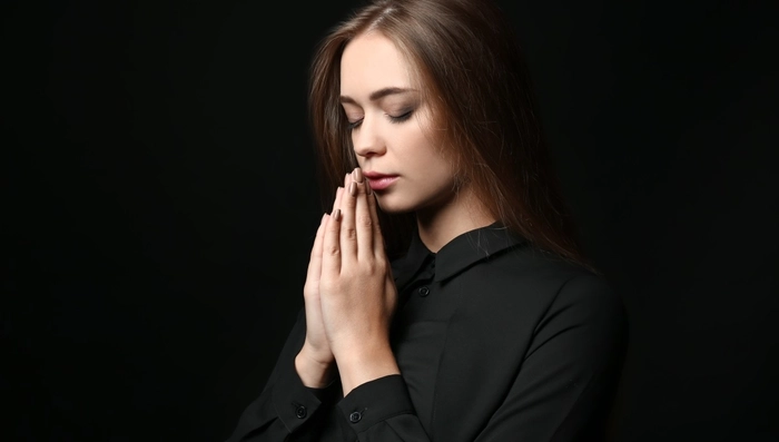 o tanara care se roaga