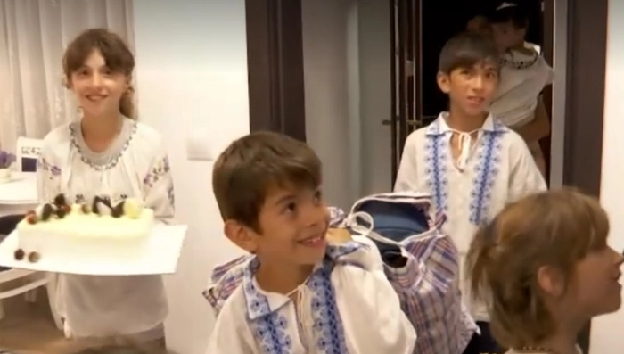 o poză cu familia care a primit o locuință de la părintele Dan Damaschin
