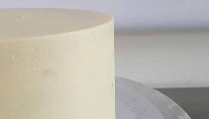 tort decorat cu glazura alba de ciocolata