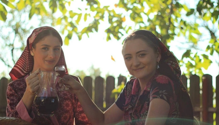 o poza cu doua fete in timpul filmarilor