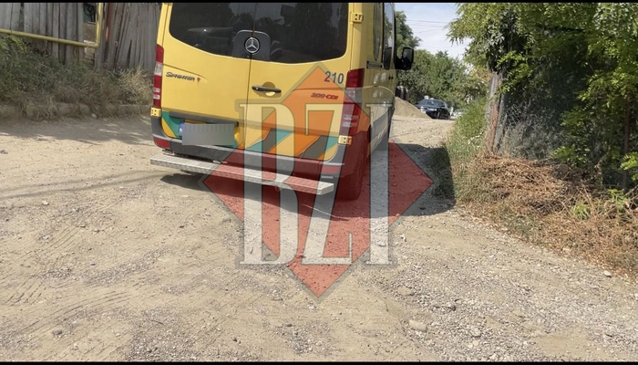 o poză cu o mașină pe stradă