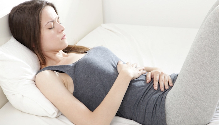 o femeie însărcinată care are crampe