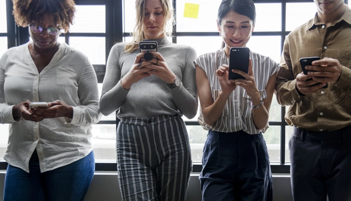 persoane care stau pe telefoane