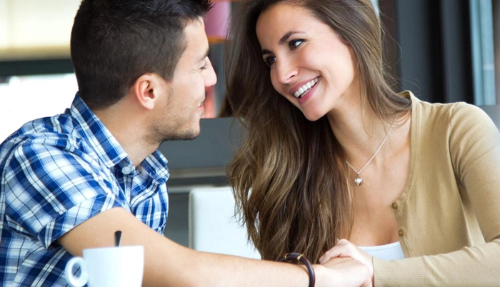 un bărbat și o femeie care flirtează