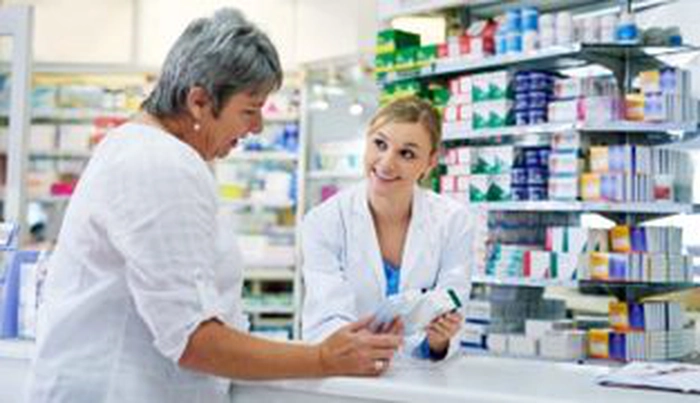 farmacist ce sta de vorba cu un client
