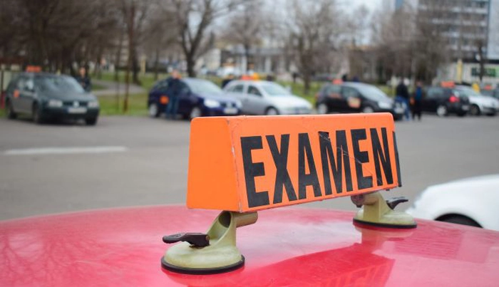 o imagine cu o masina de examen