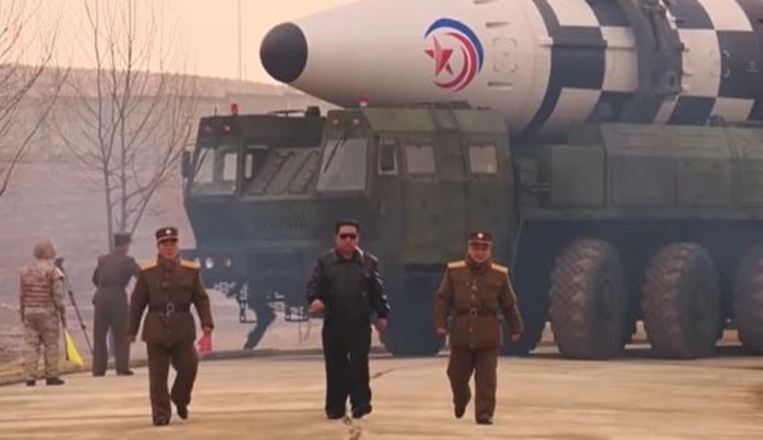 Kim Jong Un clip de promovare, liderul nord coreean in timpul filmarilor pentru clipul de promovare al noii sale rachete alaturi de doi generali