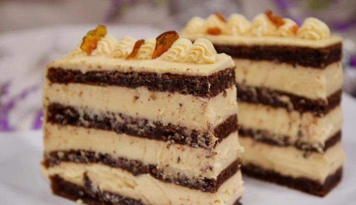 două felii de prăjitură cu cremă caramel