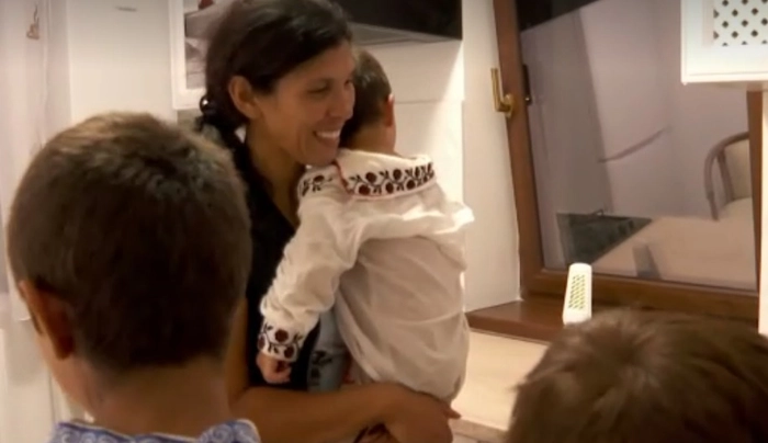 o poză cu cei șase copilași alături de mama lor în noua lor locuință