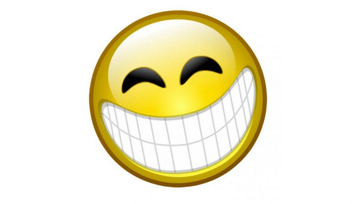 un emoticon care rânjește