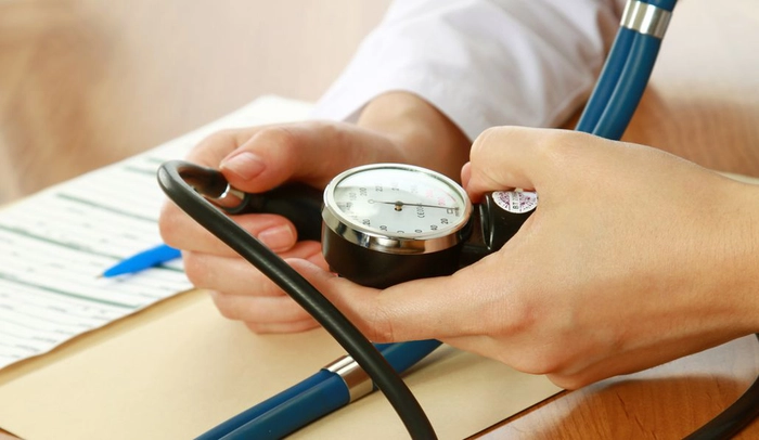 medic care verifica cu un pulsiometru tensiunea unei persoane