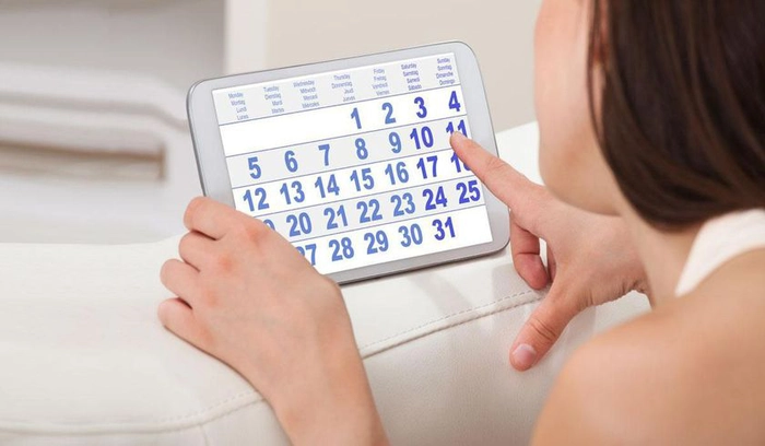 femeie care își calculează ciclul menstrual