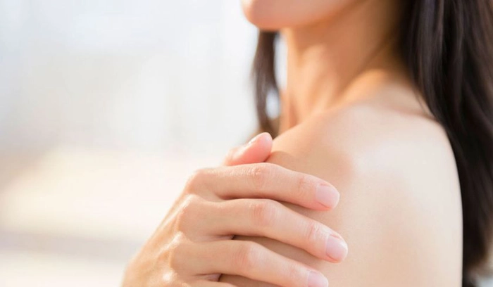 persoana care acuza mancarimi ale pielii
