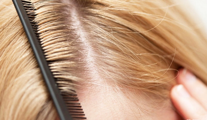 un păr blond de femeie