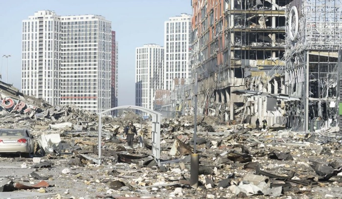 războiul cu Ucraina 9 mai, colaj razboiul din Ucraina, cladiri distruse de bombardamente, oameni lasati fara case, tancuri distruse