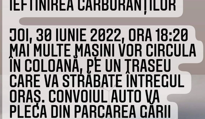 Fata facand poze la afisier