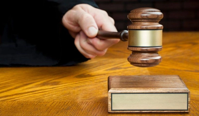 un judecator care bate cu ciocanul