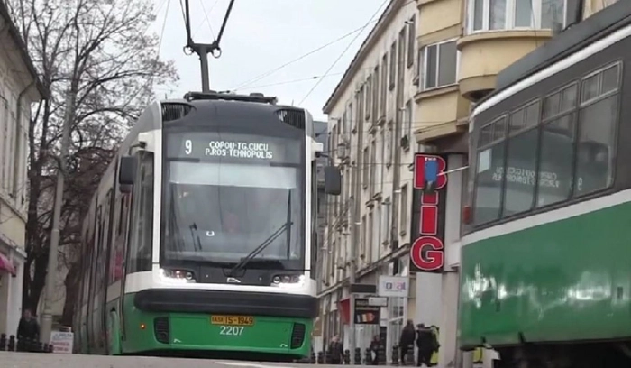 Tramvaiele noi din Iași sunt vizate de acte de vandalism, cum ar fi tăierea prizelor USB, scrierea cu markere pe scaune sau spargerea parbrizelor. Aceste acțiuni nu doar că afectează aspectul estetic al vagoanelor, dar au și un impact semnificativ asupra menținerii lor în circulație