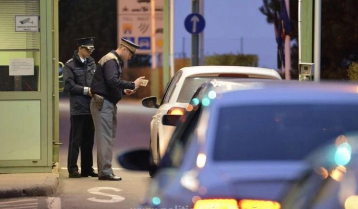  un politist de frontiera controland o masina