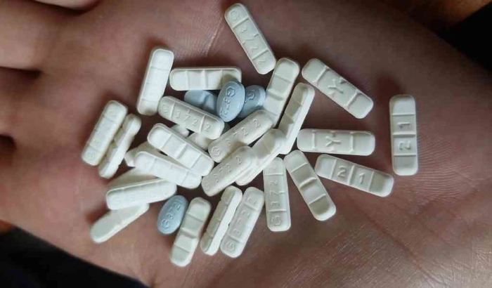 mai multe pastile xanax in palma unei persoane