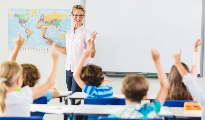  profesor in fata clasei si copii in banci