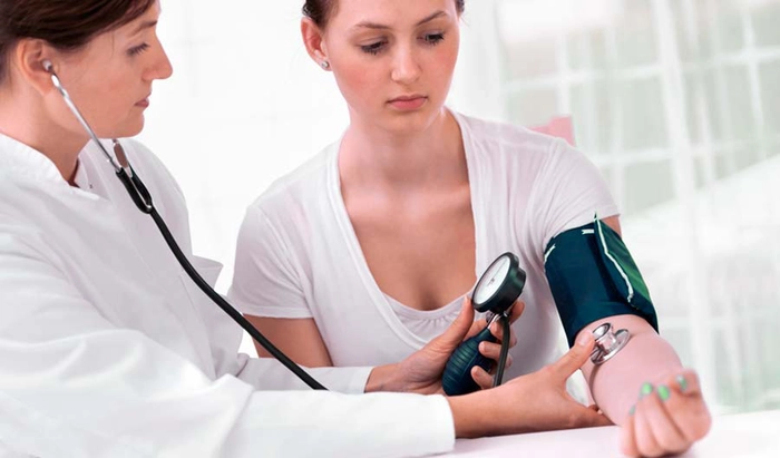 medic care verifica tensiunea unui pacient