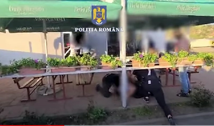doi bărbați puşi pe jos de mascaţi