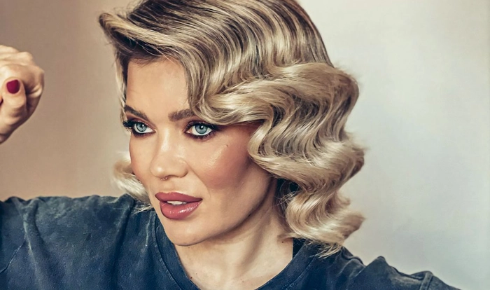 gina pistol coafată