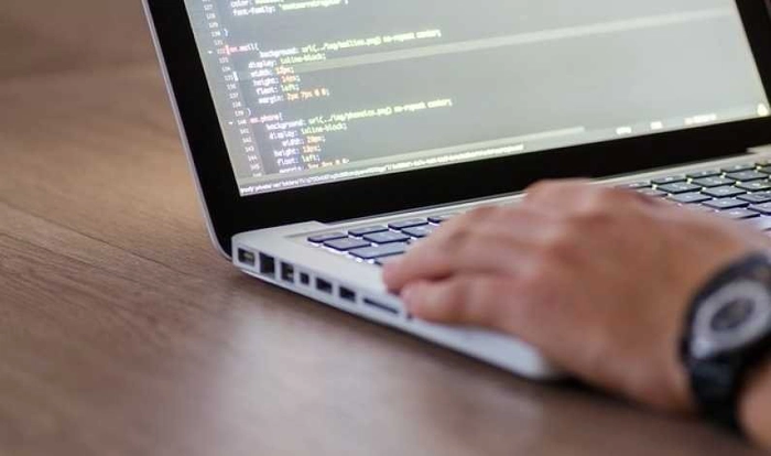 o persoana care lucreaza pe un laptop
