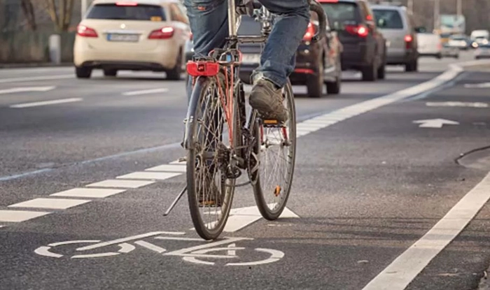  persoana merge pe bicicleta pe pista speciala destinata acestora