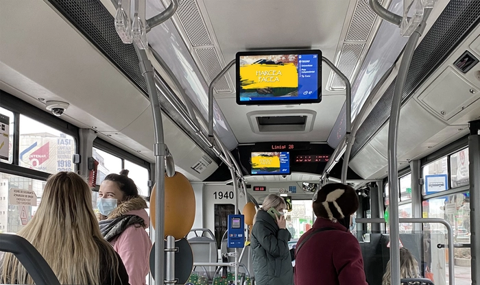  persoane in interior autobuz